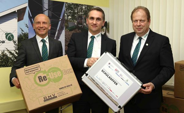 Herr Janisch, Szellinger und Korpitsch mit der ReUse Box und dem Schulkoffer in der Hand