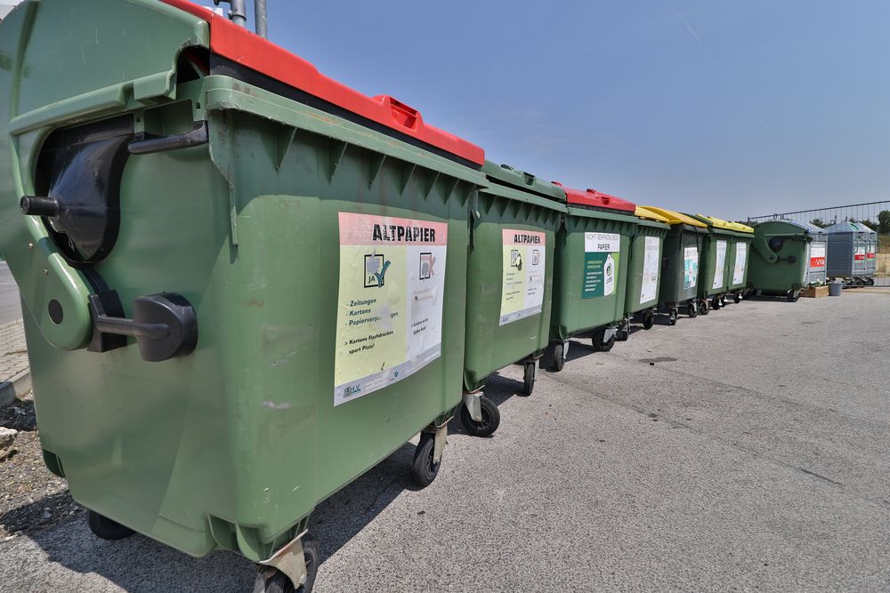 Verschiedene Mülltonnen in einer Reihe aufgestellt